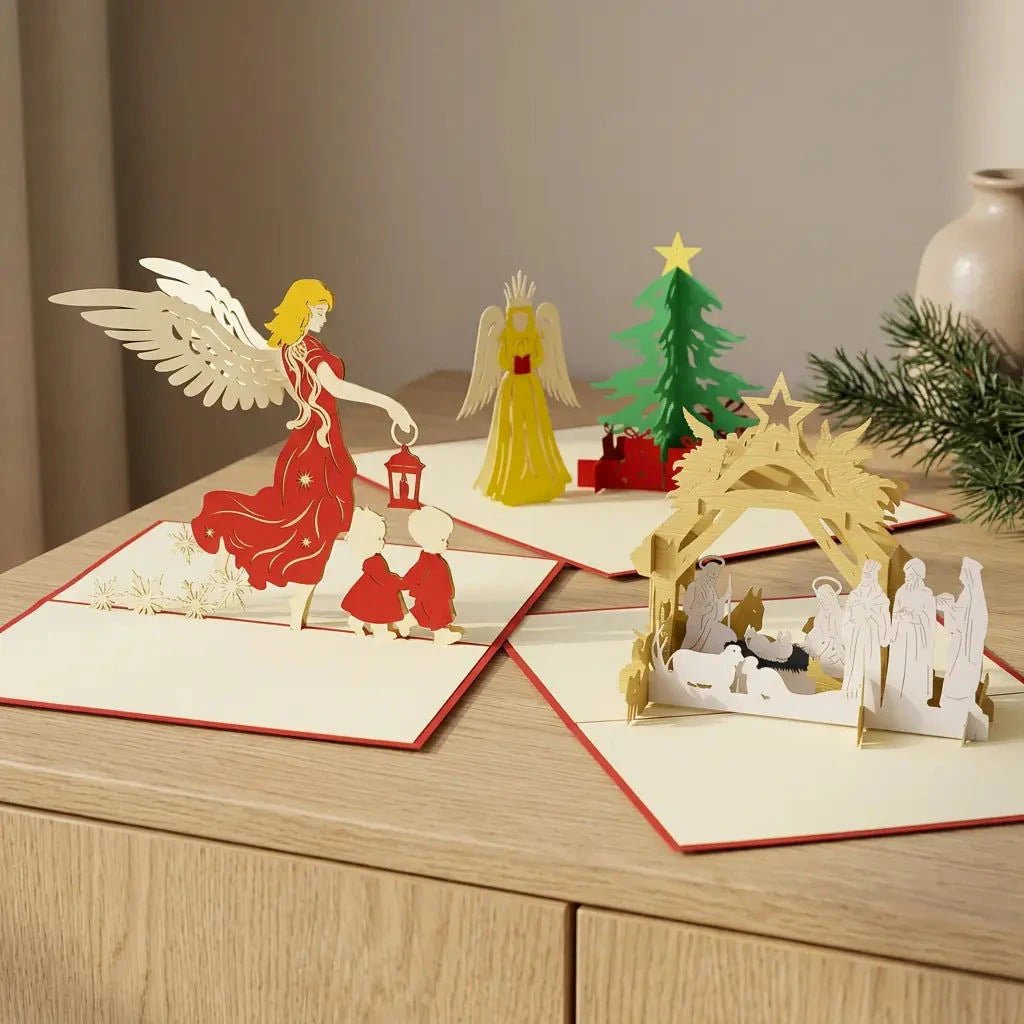 Engel mit Kindern, Christkind mit Tannenbaum und Weihnachtskrippe aus dem Set Weihnachtssegen auf einem Sideboard.