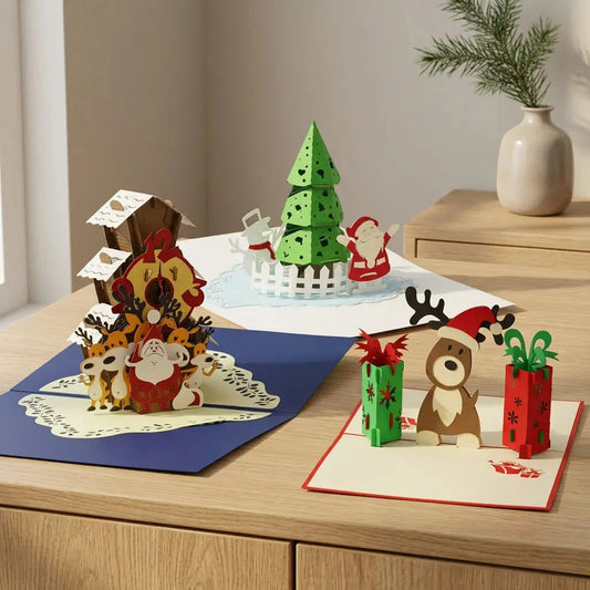Weihnachtsuhr, Tannenbaum und Rentier mit Geschenken aus dem Set Weihnachtsvorfreude als Dekoration auf einem Sideboard