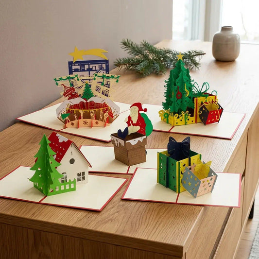 Die fünf geöffneten Pop-Up-Karten aus dem Set Weihnachtsabend als festliche Dekoration auf einem Sideboard