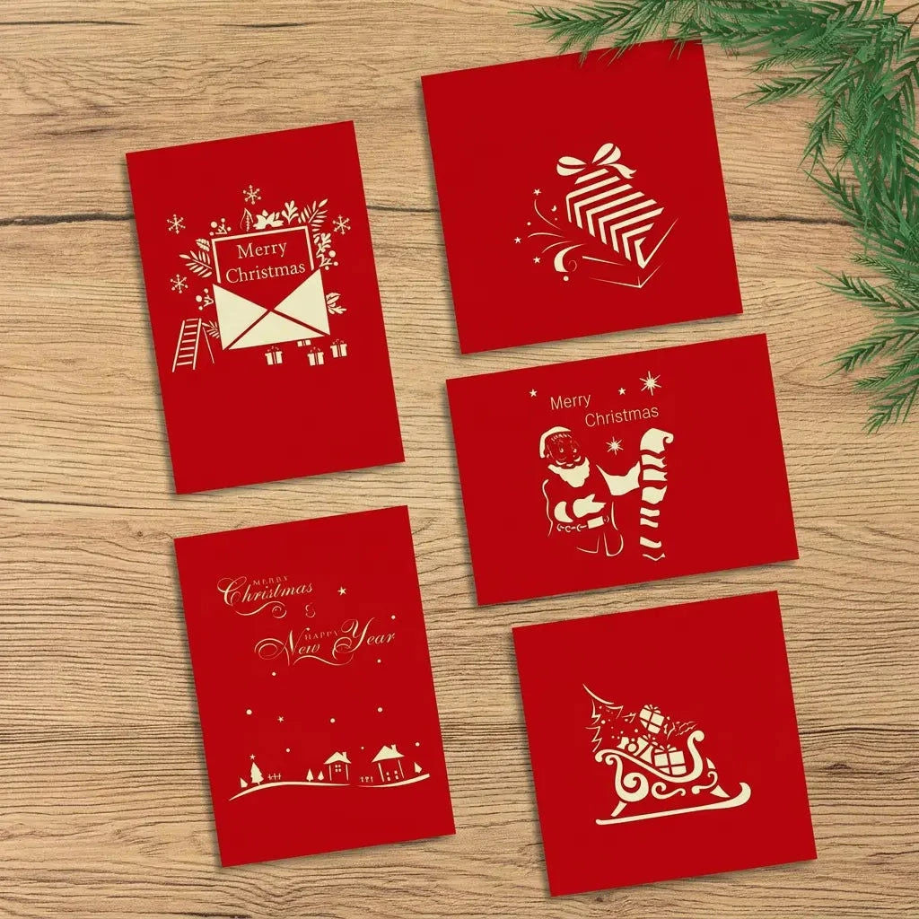 Fünf geschlossene rote Weihnachtskarten des Sets Weihnachtsabend, mit cremefarbenen Motiven auf einem hellen Holztisch.