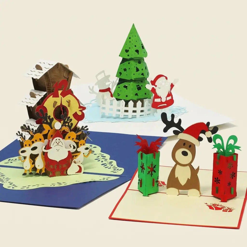 Drei geöffnete LINPopUp Pop-Up-Weihnachtskarten im Set Weihnachtsvorfreude: Weihnachtsuhr mit Weihnachtsmann und Rentieren, Tannenbaum mit Schneemann und Weihnachtsmann sowie Rentier mit Geschenken