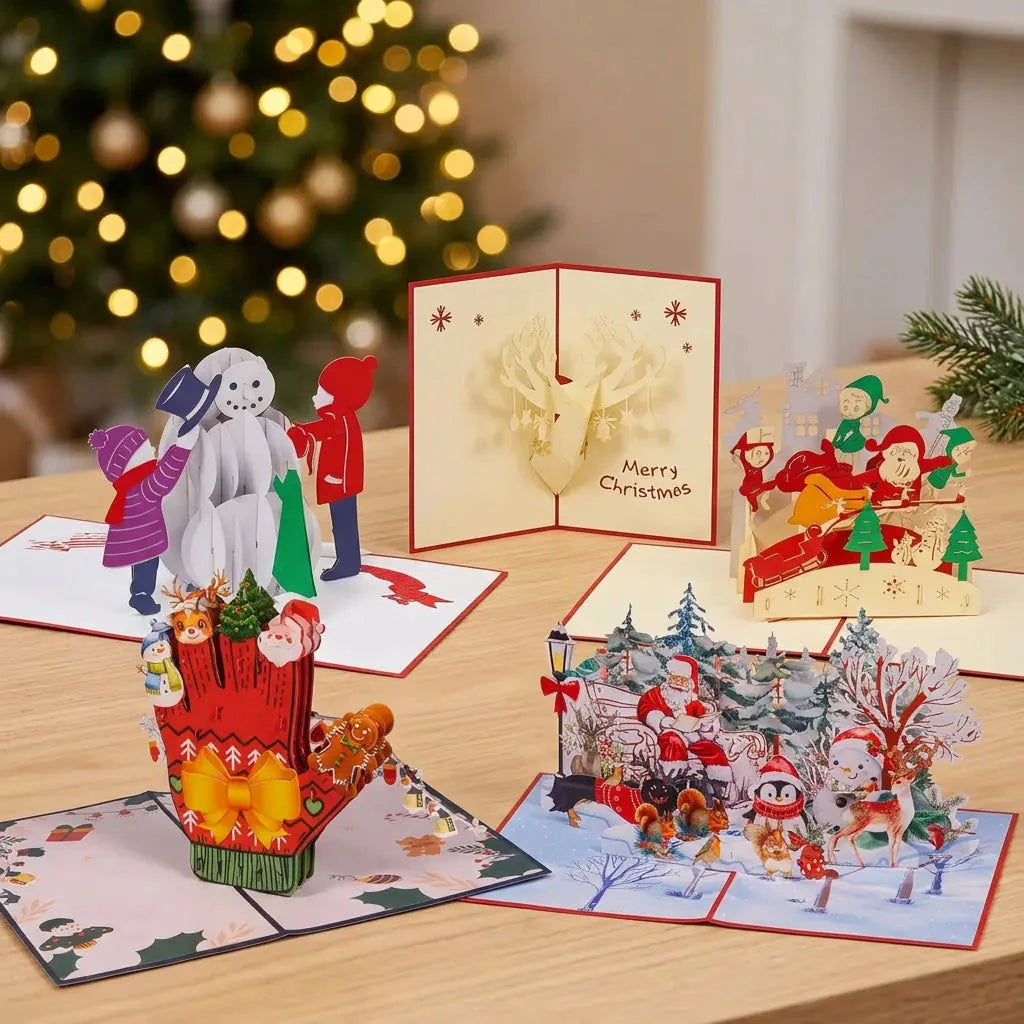 Fünf geöffnete LINPopUp Pop-Up-Weihnachtskarten aus dem Set Fröhliche Weihnachtszeit auf einem Holztisch vor warmen Weihnachtslichtern