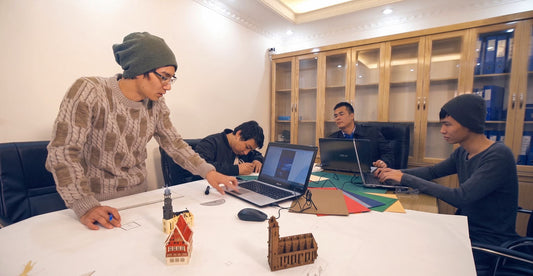 LINPopUp Team beim Design der 3D Pop-Up Karten in der Werkstatt