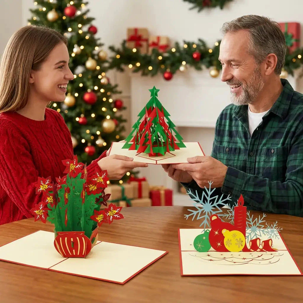 Eine Tochter überreicht die Weihnachtsbaumkarte, während Weihnachtsblumen- und Kerzenkarte getrennt auf dem Tisch stehen