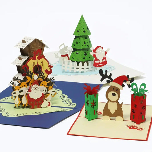 Weihnachtsvorfreude-Set mit drei Pop-Up-Karten: Weihnachtsuhr, Tannenbaum und Rentier mit Geschenken auf weißem Hintergrund