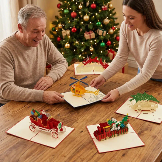 Eine Tochter verschenkt die Helikopterkarte, während die vier weiteren Pop-Up-Karten des Sets Weihnachtsreise auf dem Tisch stehen