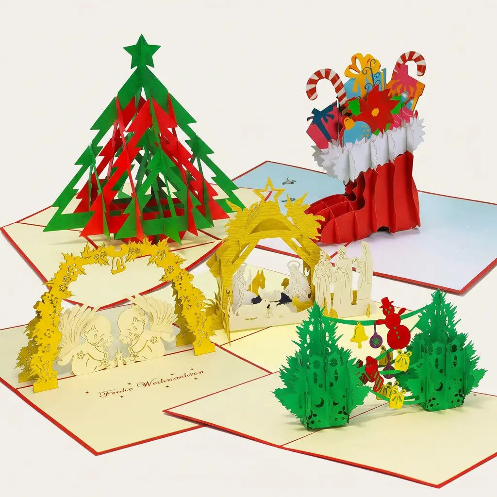 Fünf geöffnete LINPopUp Pop-Up-Weihnachtskarten mit modernem Tannenbaum, Nikolausstiefel, Engeln unter einem Mistelbogen, Weihnachtskrippe und zwei geschmückten Weihnachtsbäumen