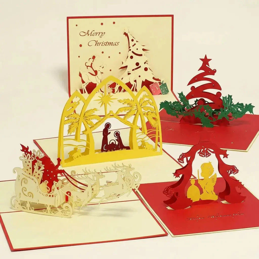 Fünf geöffnete LINPopUp Pop-Up-Weihnachtskarten im Set Weihnachtsmomente: Weihnachtsmann im Rentierschlitten, gelbe Weihnachtskrippe, Rentier-Waldszene, roter Weihnachtsbaum mit Engelsfiguren und roter Baum mit grünem Mistelmotiv