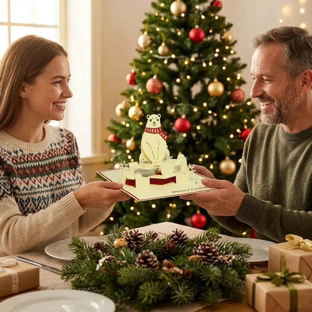 Eine Tochter überreicht ihrem Vater die offene Eisbär-Pop-Up-Weihnachtskarte in einer festlich dekorierten Umgebung