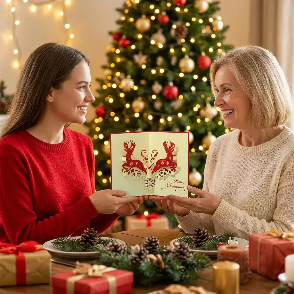 Eine Tochter überreicht ihrer Mutter die offene Hirsch-Pop-Up-Weihnachtskarte in einer festlich dekorierten Umgebung