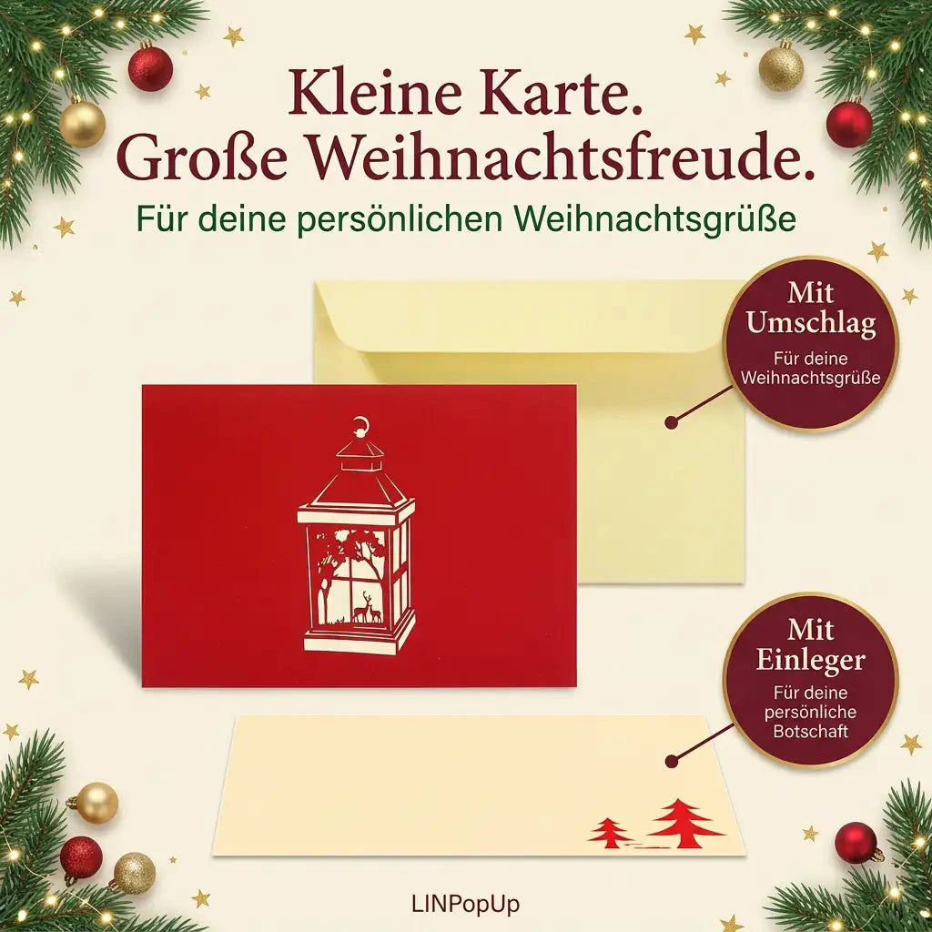 Geschlossene rote Weihnachtskarte mit weißem Laternenmotiv, hellgelbem Umschlag und länglichem Einleger mit roten Tannen