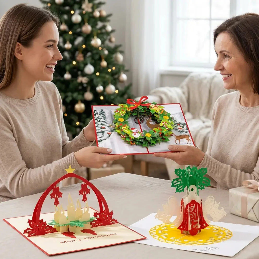 Eine Frau überreicht ihrer Mutter die Weihnachtskranz-Karte. Die beiden weiteren Karten des Adventsfreude-Sets stehen auf dem Tisch