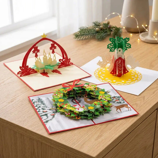 Adventsfreude-Set auf einem Sideboard mit flach aufgebautem Weihnachtskranz, Adventskranz und Weihnachtsglocken